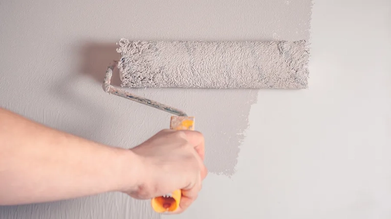 Чем и как закрыть трубы в туалете своими руками