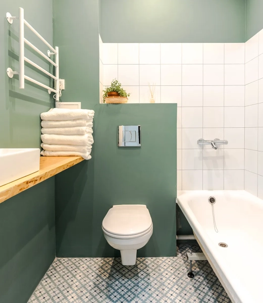 Чем и как закрыть трубы в туалете своими руками