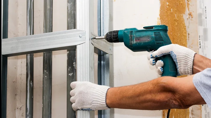 Чем и как закрыть трубы в туалете своими руками