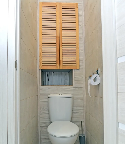 Чем и как закрыть трубы в туалете своими руками