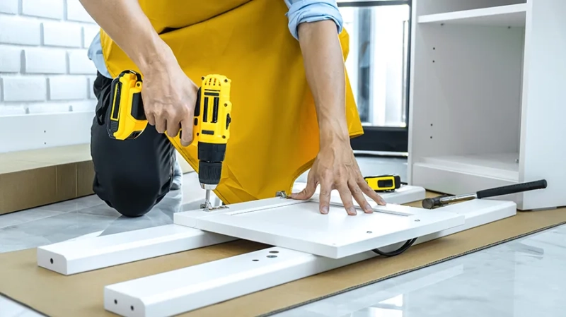 Чем и как закрыть трубы в туалете своими руками