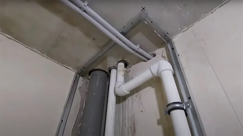 Чем и как закрыть трубы в туалете своими руками