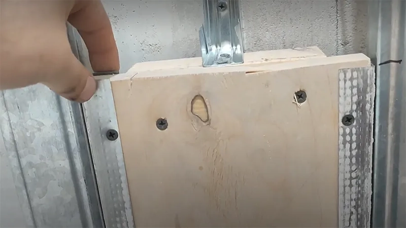 Чем и как закрыть трубы в туалете своими руками