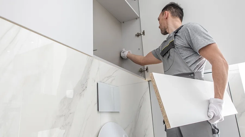 Чем и как закрыть трубы в туалете своими руками