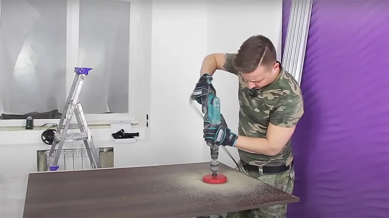 Чем и как закрыть трубы в туалете своими руками