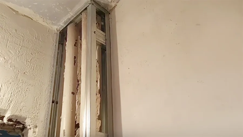 Чем и как закрыть трубы в туалете своими руками