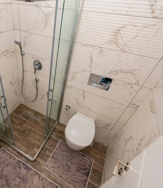 Чем и как закрыть трубы в туалете своими руками