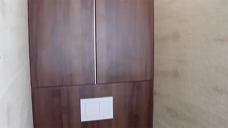 Чем и как закрыть трубы в туалете своими руками