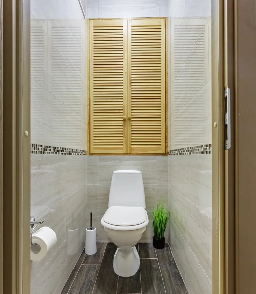 Чем и как закрыть трубы в туалете своими руками