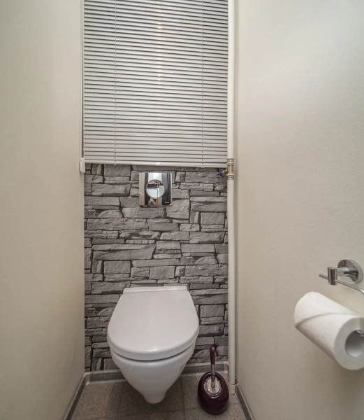 Чем и как закрыть трубы в туалете своими руками