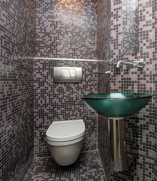 Чем и как закрыть трубы в туалете своими руками