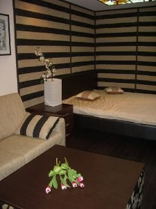 Отделка стен тканью