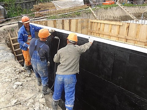 Рубероид для фундамента: особенности выбора и технология гидроизоляционных работ