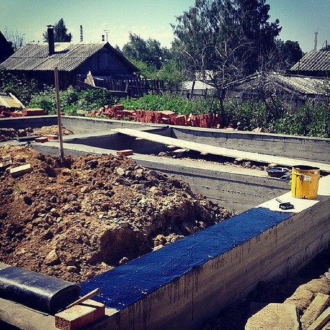 Рубероид для фундамента: особенности выбора и технология гидроизоляционных работ