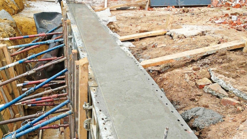 Поскольку схватывание бетона происходит в присутствии воды, то, на период первоначального набора прочности, бетон необходимо защищать от промерзания, утеплив опалубку и прогревая бетон